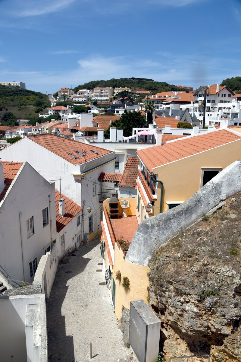 SO MARTINHO DO PORTO (Concelho de Alcobaa), 10.08.2019, Blick vom Ascensor do Outeiro auf den Ort
