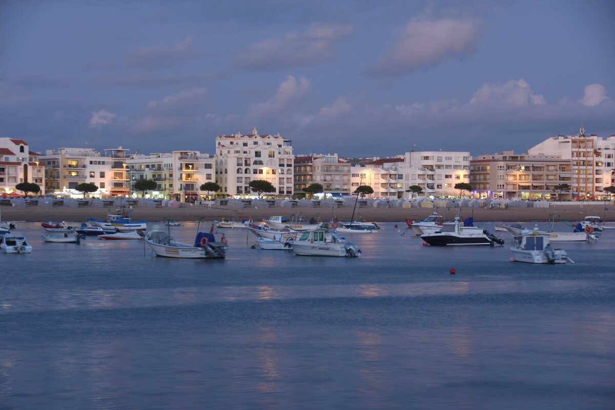 SO MARTINHO DO PORTO (Concelho de Alcobaa), 10.08.2019, Blick von der Rua Cndido dos Reis ber die Bucht auf die Gebudezeile an der Avenida Marginal