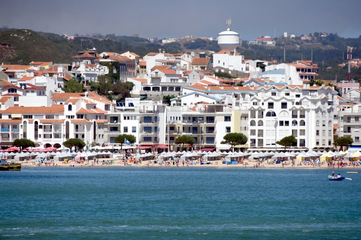 SO MARTINHO DO PORTO (Concelho de Alcobaa), 14.08.2019, Blick ber die Bucht auf die Gebudezeile an der Avenida Marginal