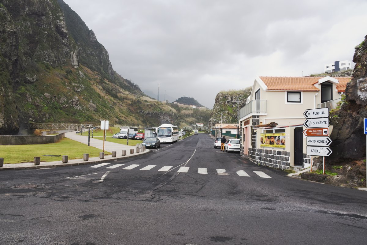 SO VICENTE (Concelho de Sao Vicente), 31.01.2018, Blick von der Regionalstrae ER101, die am Strand entlang fhrt, in die ER104, die in das Ortszentrum fhrt