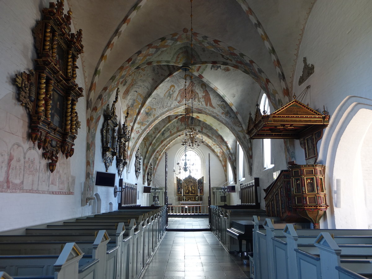 Sby, Altar und Kanzel in der Ev. St. Marien Kirche, Altar von 1520, Kanzel 16. Jahrhundert, Chorgesthl um 1500 (08.06.2018)