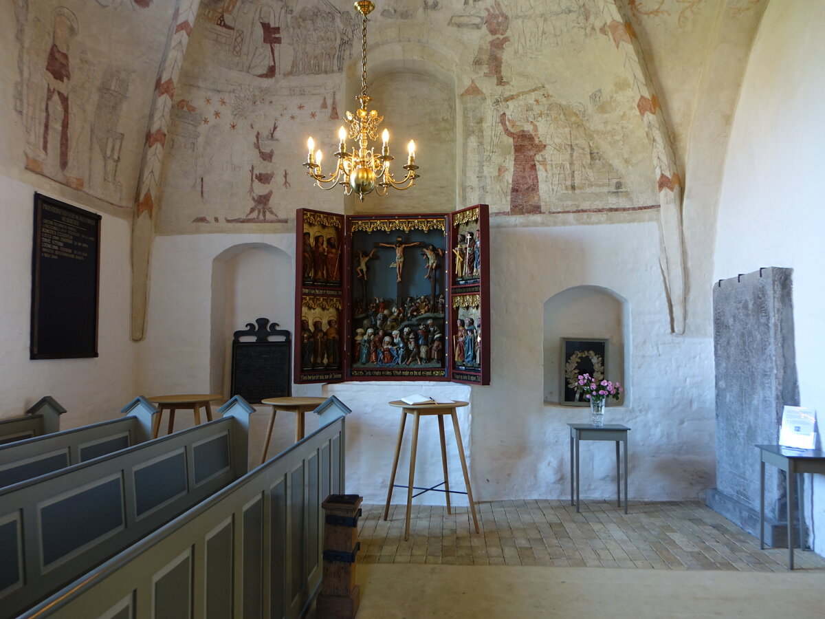 Sby, kleiner gotischer Altar und Kalkmalereien aus dem 12. Jahrhundert in der Ev. Kirche (17.07.2021)