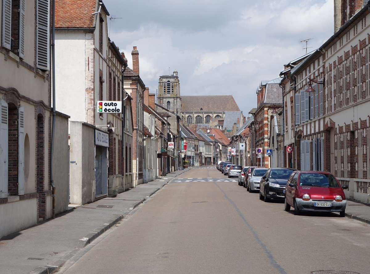 Szanne, Rue Notre-Dame mit St. Denis Kirche (19.07.2015)