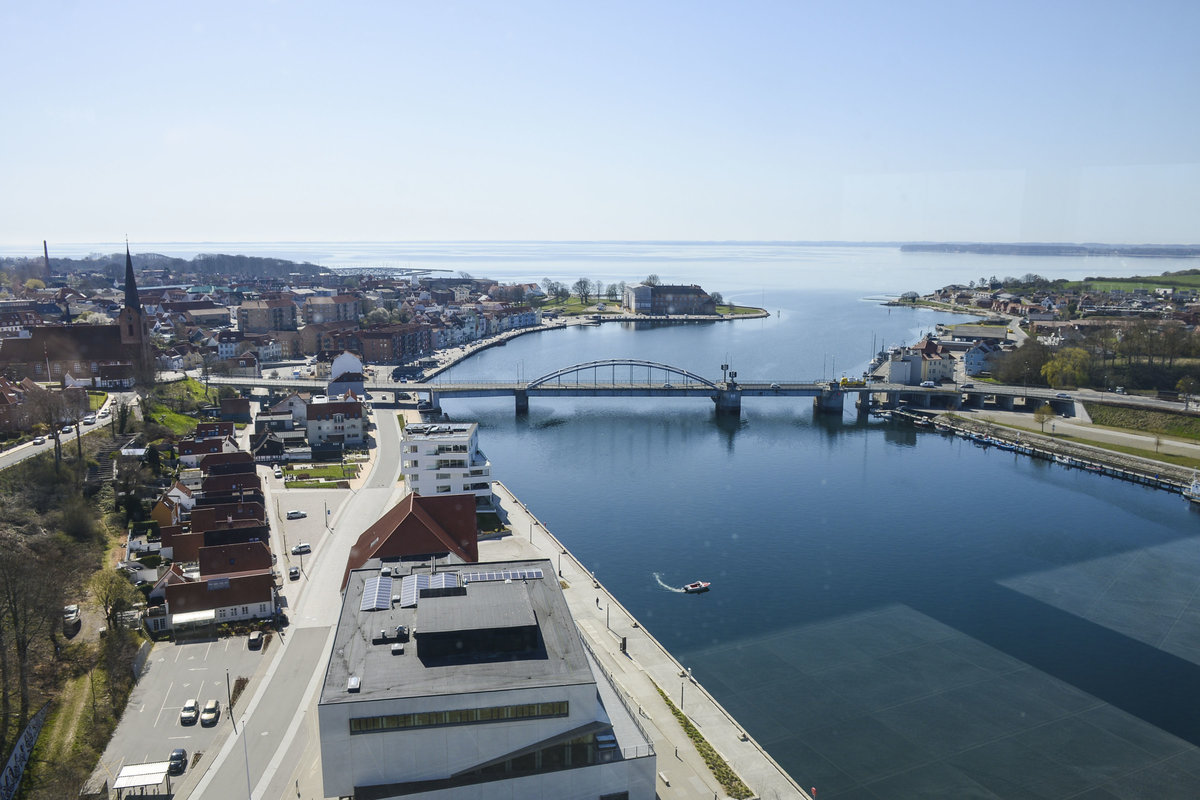 Snderborg (deutsch: Sonderburg). Alsensund und die Bcke Christian X. vom Hotel Alsik Steigenberger aus gesehen. Aufnahme: 20. April 2021.