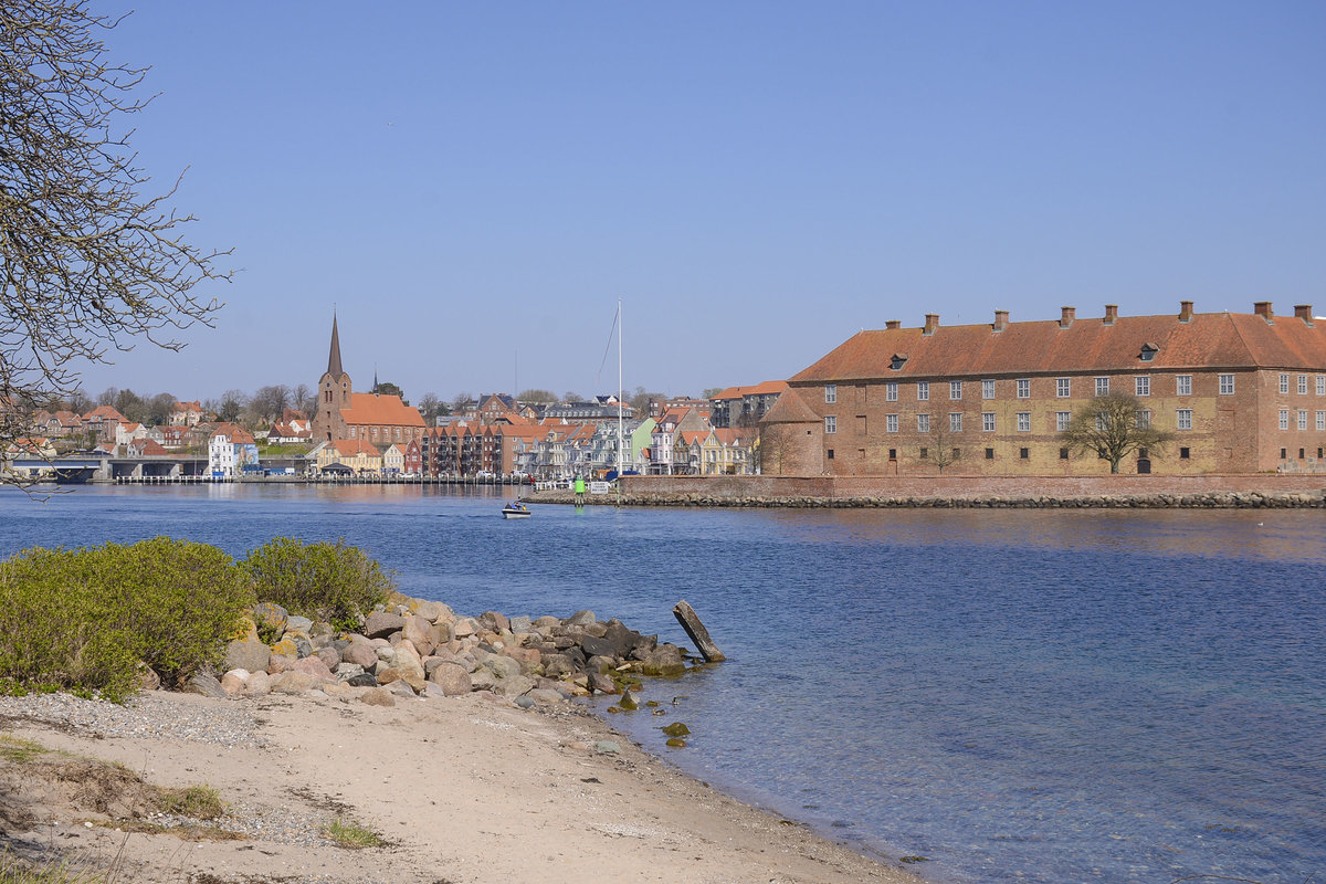 Snderborg Slot (Schlo Sonderburg) von Sundewitt aus gesehen. Im vordergrund ist der Alsensund zu sehen. Aufnahme: 20. April 2021.