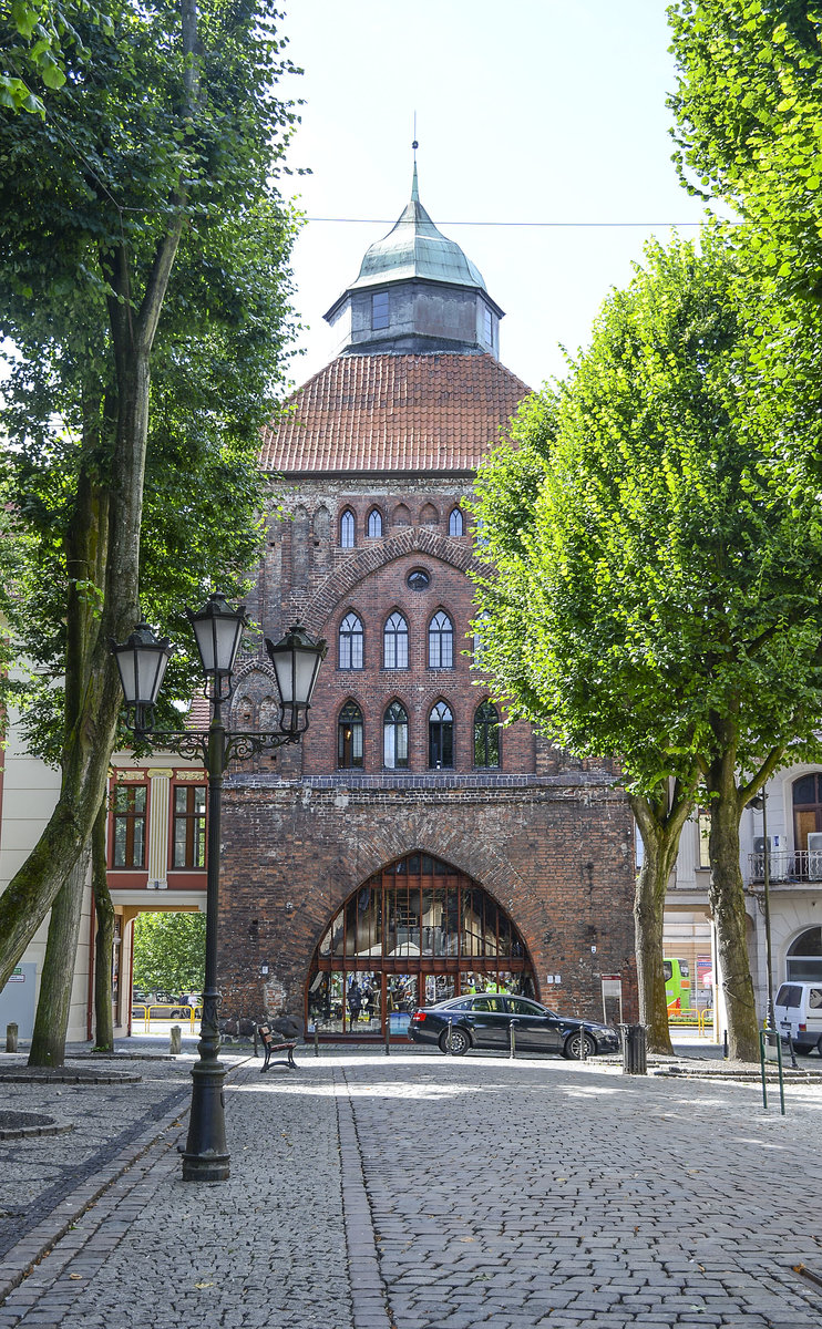 Słupsk (Stolp) in Hinterpommern: Neues Tor (Nowa Brama) von der Strae Nowobramska (bis 1945 Neue Strae) aus gesehen.
Aufnahme: 20. August 2020.