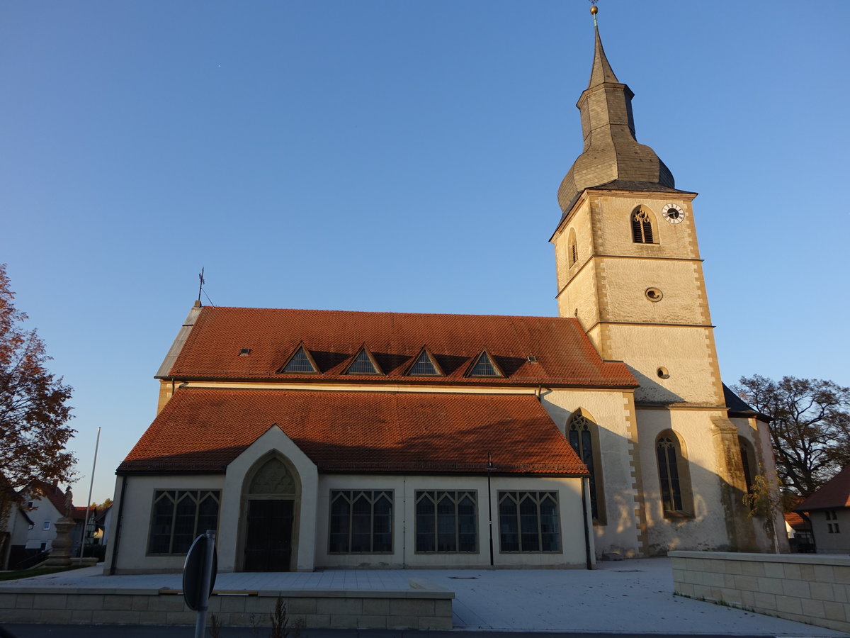Saal an der Saale, kath. Pfarrkirche Hl. Dreifaltigkeit, Chorturmkirche, erbaut von 1450 bis 1470, neugotisch erweitert nach Westen von 1885 bis 1888 (15.10.2018) 