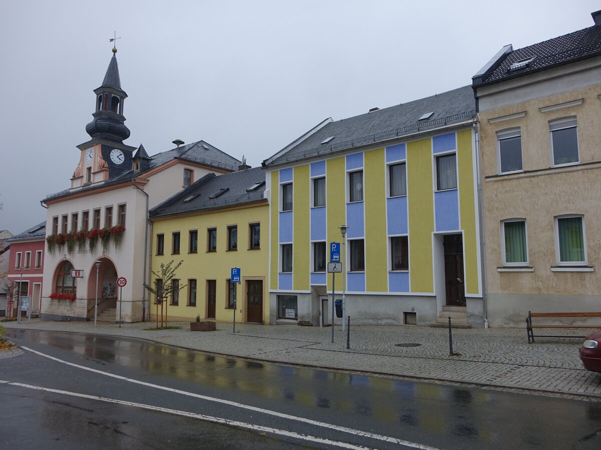 Saalburg, Rathaus und Huser am Marktplatz (18.10.2022)