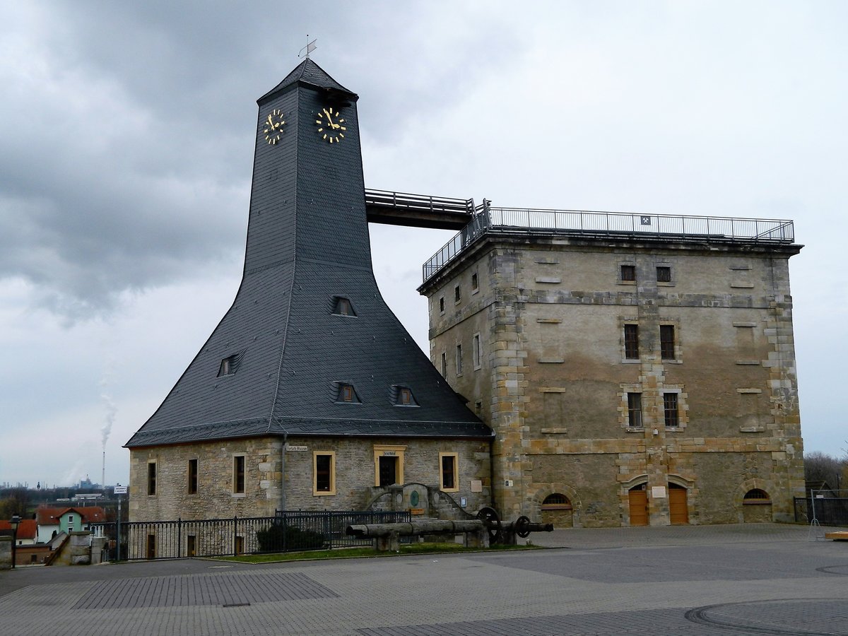 Saalekreis: Bad Drrenberg, der 1764 erbaute Fderturm und das Pumpenhaus (hier von der Parkplatzseite, oberhalb des Saale) des grten Gradierwerkes in Deutschland. Aus dem ber 220 m tiefen Schacht frderten 20 Pumpen die Sole zur Versorgung des Salzwerkes. Heute befindet sich hier das Borlachmuseum. Links neben dem Gebude fhrt eine Treppe zum Saaleufer. (06.01.2018)