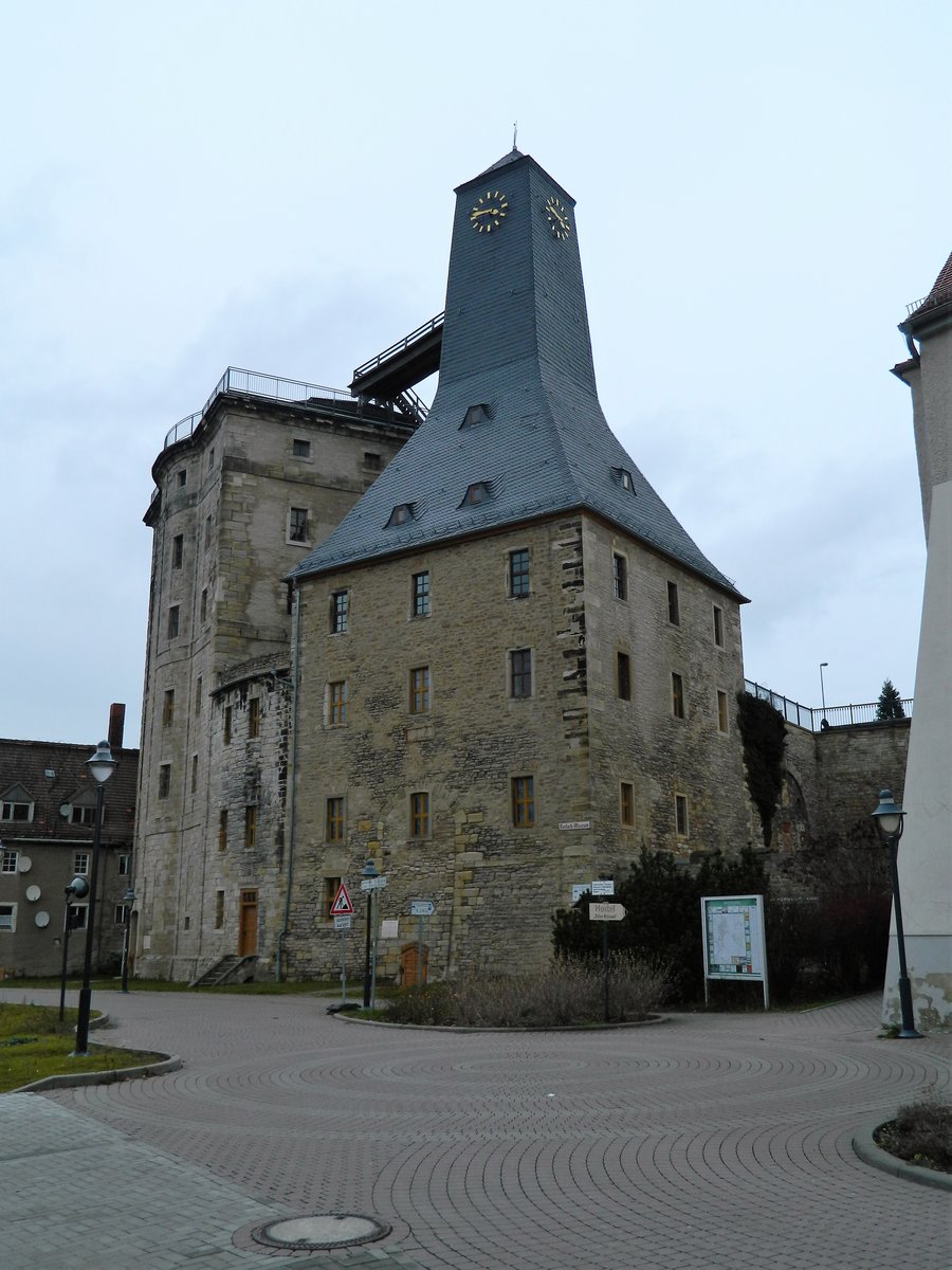 Saalekreis: Bad Drrenberg - Die Aufnahme vom 06.01.2018 zeigt den Borlachturm mit dem Pumpenhaus vom Saaleufer.  Johann Gottfried Borlach lie 1744 - 1763 einen 221,75 m tiefen Schacht zur Solegewinnung errichten. Hier entstand auch das grte und bedeutendste Salzwerk des Kurfrstentums Sachsen. Um das Gradierwerk mit Sole versorgen zu knnen wurde dieser Frderturm erbaut. Zwanzig Pumpen frderten die Sole bis in die Spitze des Turmes die dann durch Fall- und Steigrohre auf das Gradierwerk floss. 