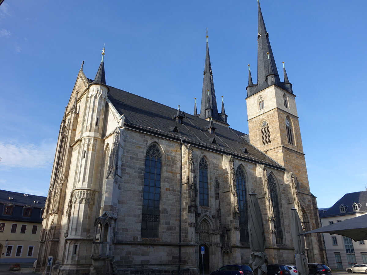 Saalfeld/Saale, gotische evangelische Stadtkirche St. Johannes, erbaut von 1380 bis 1514 (17.10.2022)