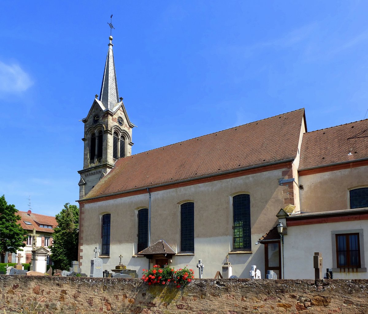 Saasenheim im Elsa, die Kirche St.Johannis der Tufer, eingetragen als historisches Denkmal, Juni 2016 