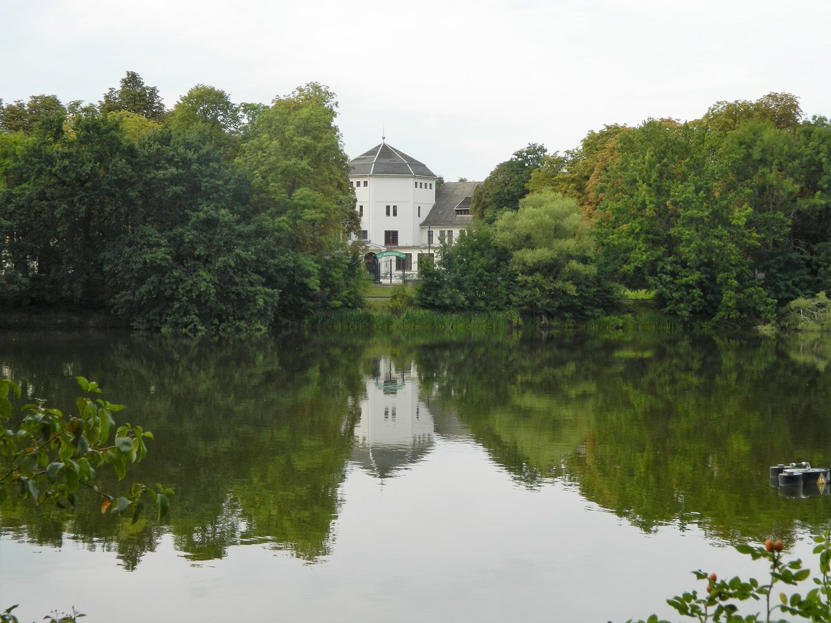 Sachsen, im Nordwesten der Stadt Leipzig befindet sich der 12 Hektar groe Auensee. Im Bild ist das Hauptrestaurant des ehemaligen Luna-Parks (1914-1931) zu sehen. Heute wird das  Haus Auensee  hauptschlich fr Konzerte genutzt. Seit 1951 verkehrt eine Liliputbahn der Spurweite 381 mm auf einem Rundkurs von 1,9 km um den See. (15.08.2017)