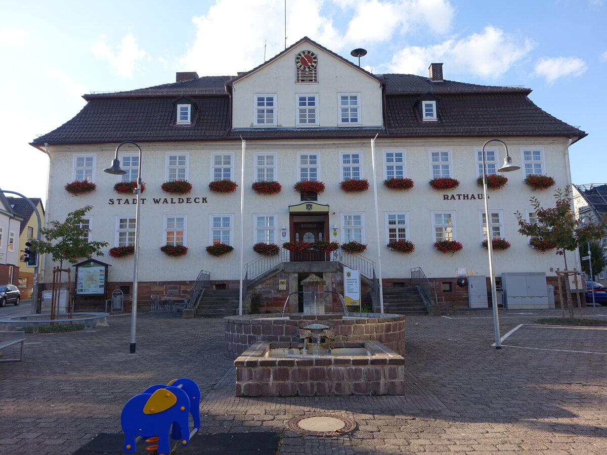 Sachsenhauesn, Rathaus am Marktplatz, erbaut 1817 (08.10.2022)