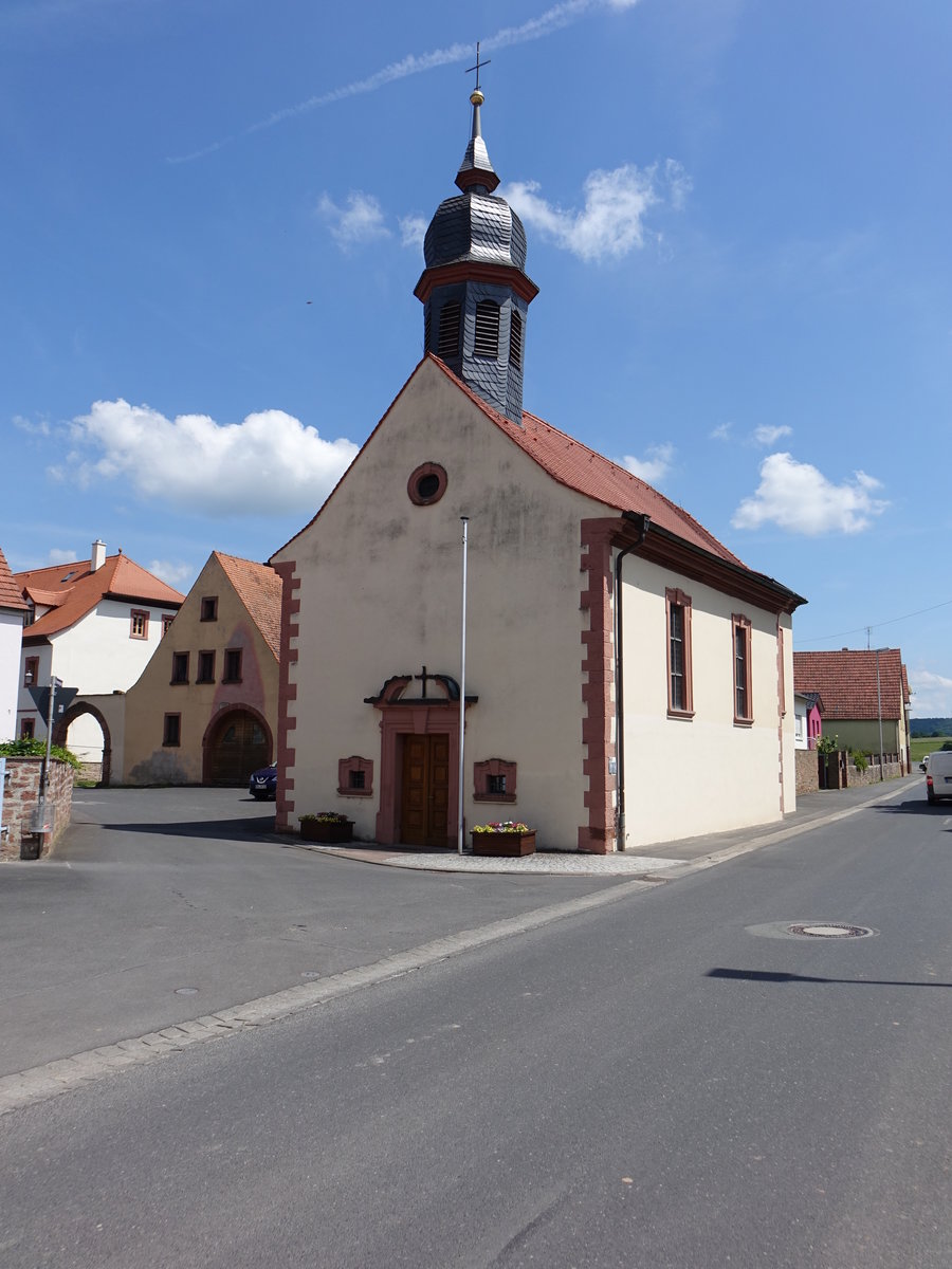 Sachsenheim, kath. St. Hubertus Kirche, Saalkirche mit eingezogenem Dreiseitchor, erbaut von 1732 bis 1733 (26.05.2018)