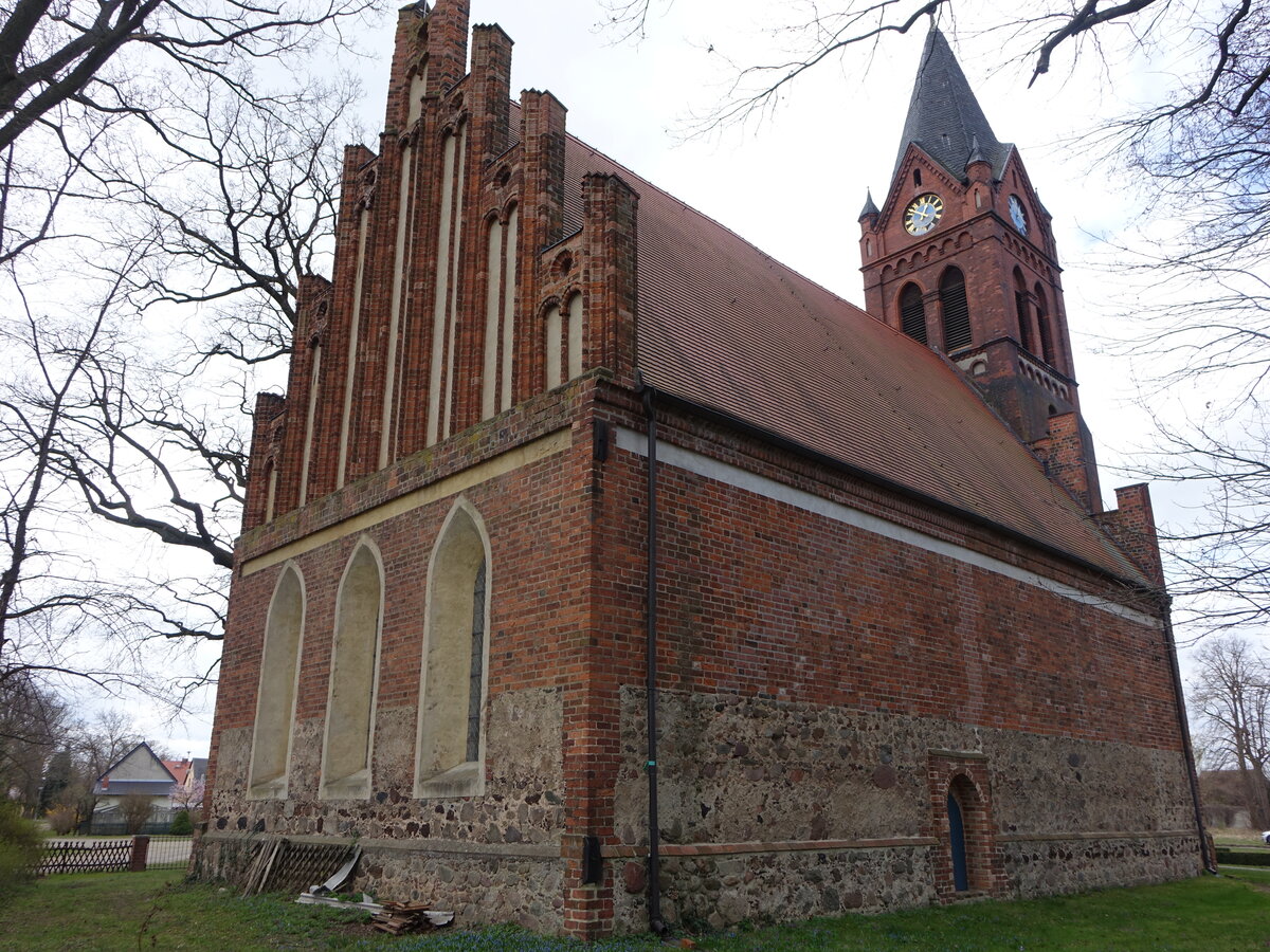 Sacro, evangelische Kirche, erbaut im 15. Jahrhundert, neugotischer Westturm erbaut 1894 durch den Maurermeister Karl Grape (03.04.2026)