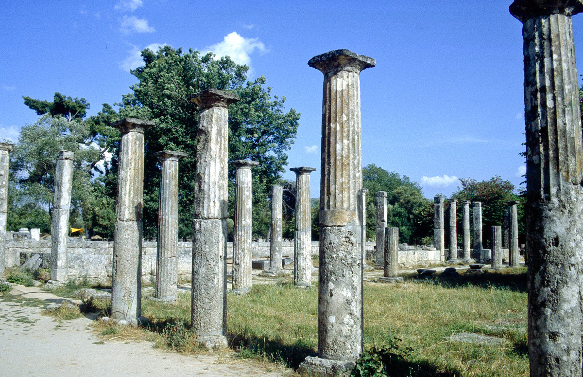 Sulen in der antikken Stadt Olympia auf Peloponnes. Bild vom Dia. Aufnahme: Juni 1992.