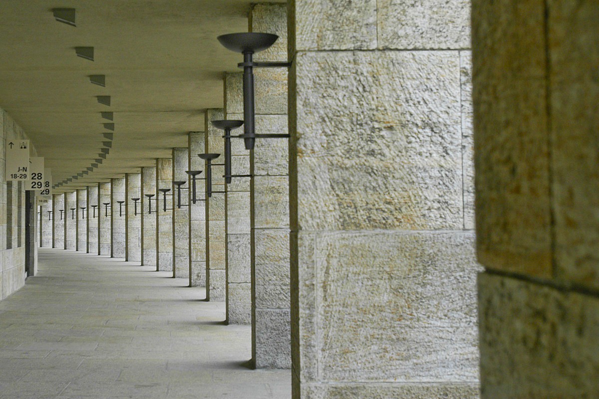 Sulengang am Berliner Olympiastadion. Aufnahme: April 2007.