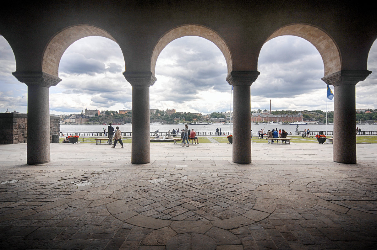 Sulengang am Stadshustrdgrden des Stockholmer Rathaus. Im Hintergrund ist der See Mlaren zu sehen. Aufnahme: 25. Juli 2017.