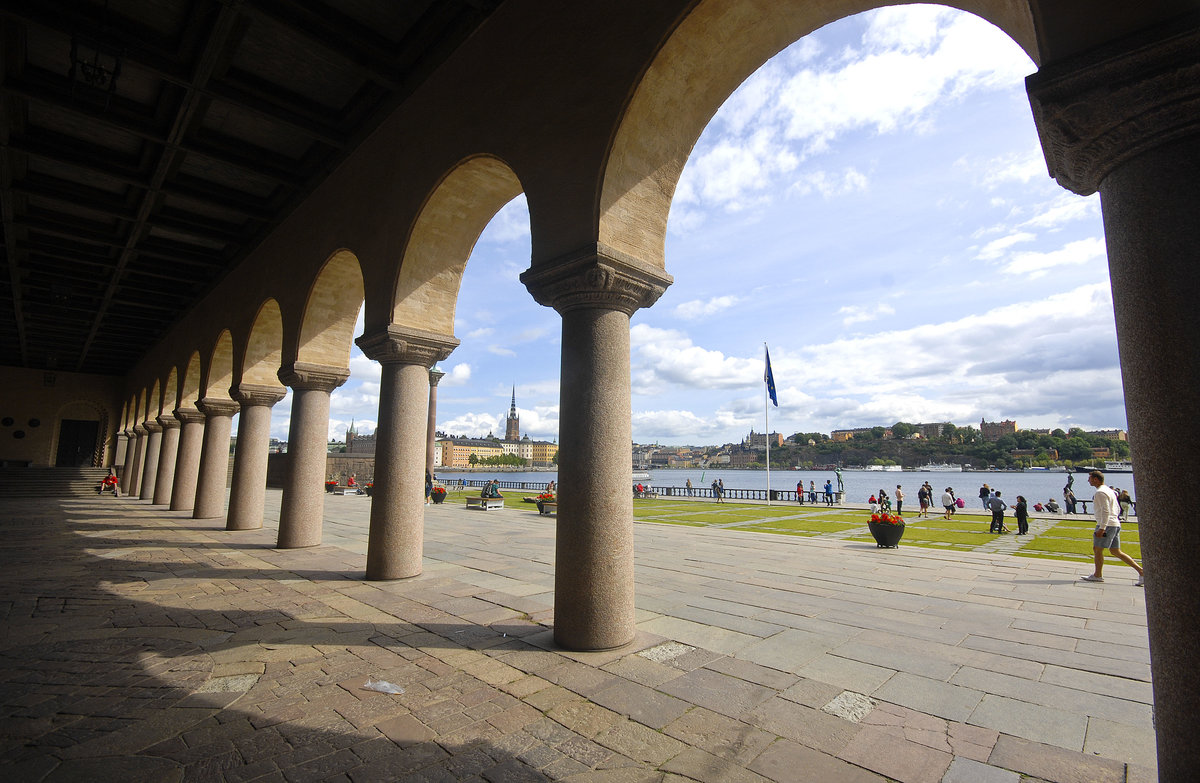 Sulengang am Stadshustrdgrden des Stockholmer Rathaus. Im Hintergrund ist der See Mlaren zu sehen. Aufnahme: 25. Juli 2017.