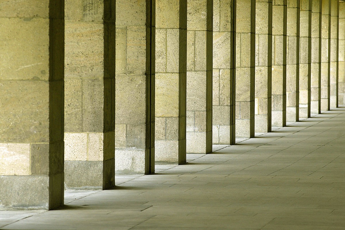 Sulengang im ehemaligen Flughafen Berlin-Tempelhof. Aufnahme: 4. Mai 2008.