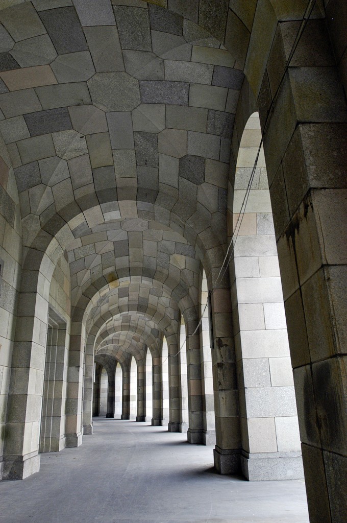 Sulengang in der ehemaligen Kongresshalle - jetzt Dokumentationszentrum Reichparteitagsgelnde in Nrnberg. Aufnahme: Juli 2008.