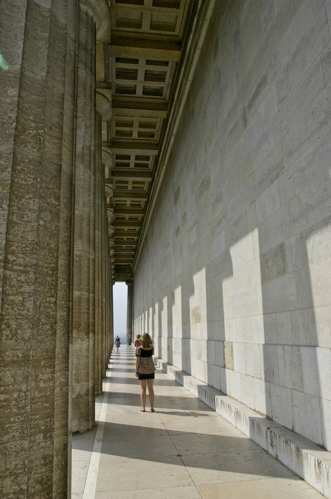 Sulengang entlang der Walhalla in Donaustauf im bayerischen Landkreis Regensburg. Aufnahme: Juli 2008.