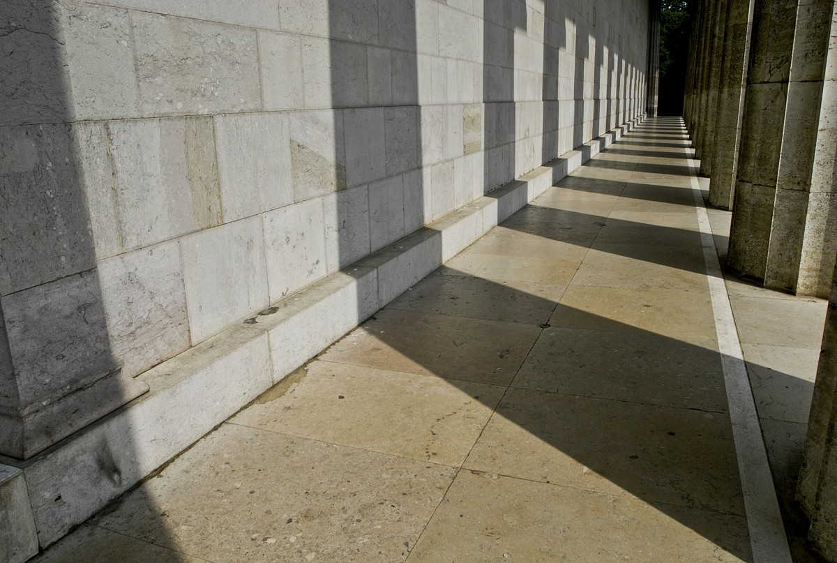 Sulengang entlang der Walhalla in Donaustauf im bayerischen Landkreis Regensburg. Aufnahme: Juli 2008.