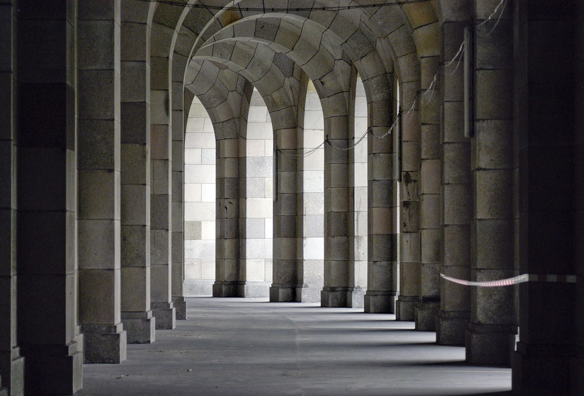 Säulengang im Kolloseum auf dem Reichparteitagsgelände in Nürnberg. Aufnahme: Juli 2008.
