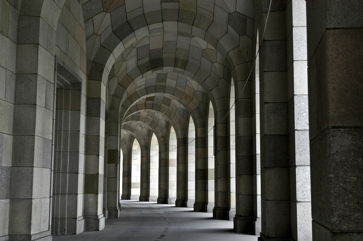 Säulengang der Kongresshalle in Nürnberg. Aufnahme: Juli 2008.