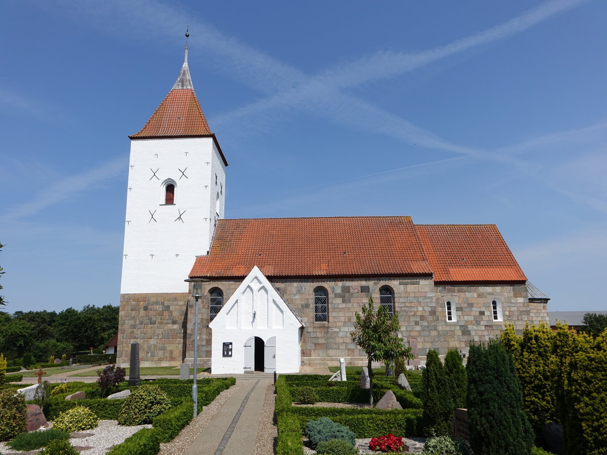 Sahl, romanische Ev. Kirche, erbaut im 12. Jahrhundert, Waffenhaus erbaut 1450 (25.07.2019)
