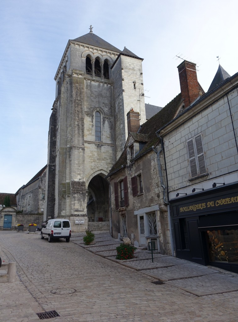Saint-Aignan, Kollegiatskirche St. Aignan, gedrungener Bau mit Vierungsturm und Vorhallenturm, erbaut ab 1080 (30.10.2015)