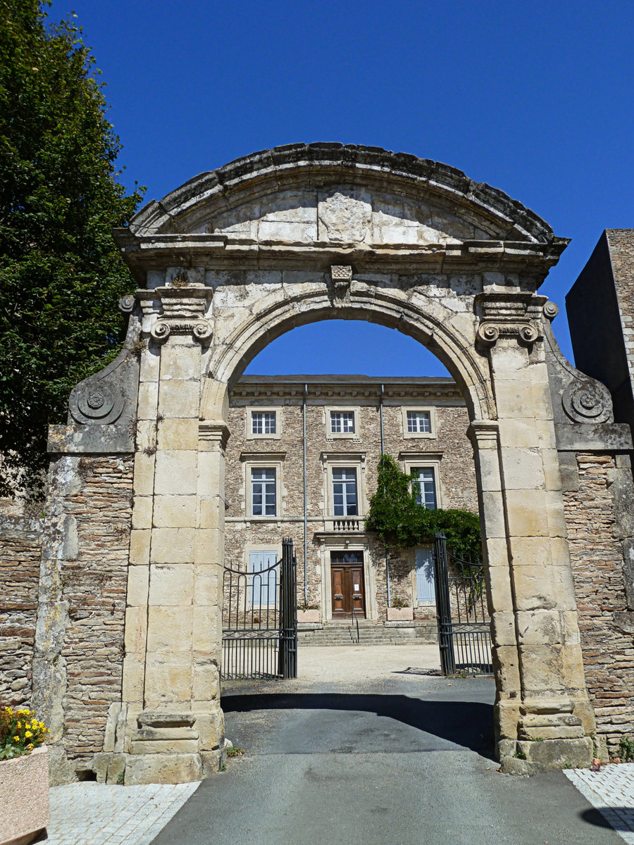 SAINT AMANS VALTORET im Dpartement du Tarn: das Schloss. 11.09.2016