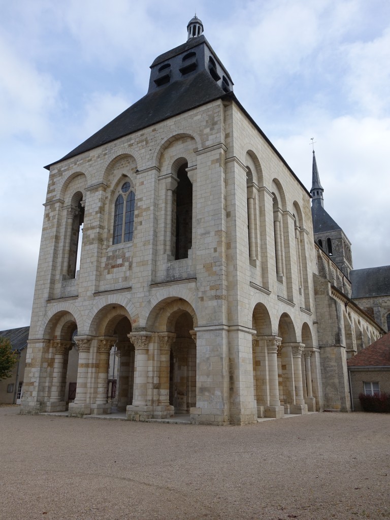 Saint-Benoit-sur-Loire, Abteikirche St. Benoit, Vorhallenturm erbaut von 1004 bis 1030, Chor und Querschiff erbaut ab 1067, Kirchenschiff erbaut von 1150 bis 1218 (29.10.2015)