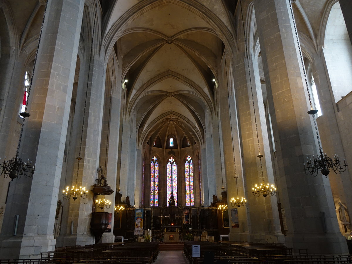 Saint-Claude, Innenraum der Kathedrale St. Pierre, erbaut im 14. Jahrhundert, Chorgesthl von Jean de Vitry (17.09.2016)