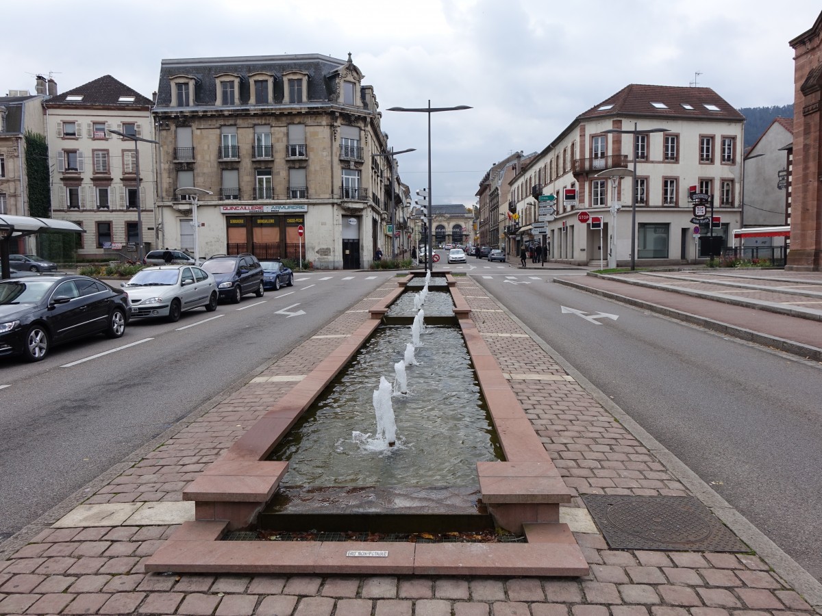 Saint-Di-des-Vosges, Brunnen in der Rue de la Bolle (25.10.2015)