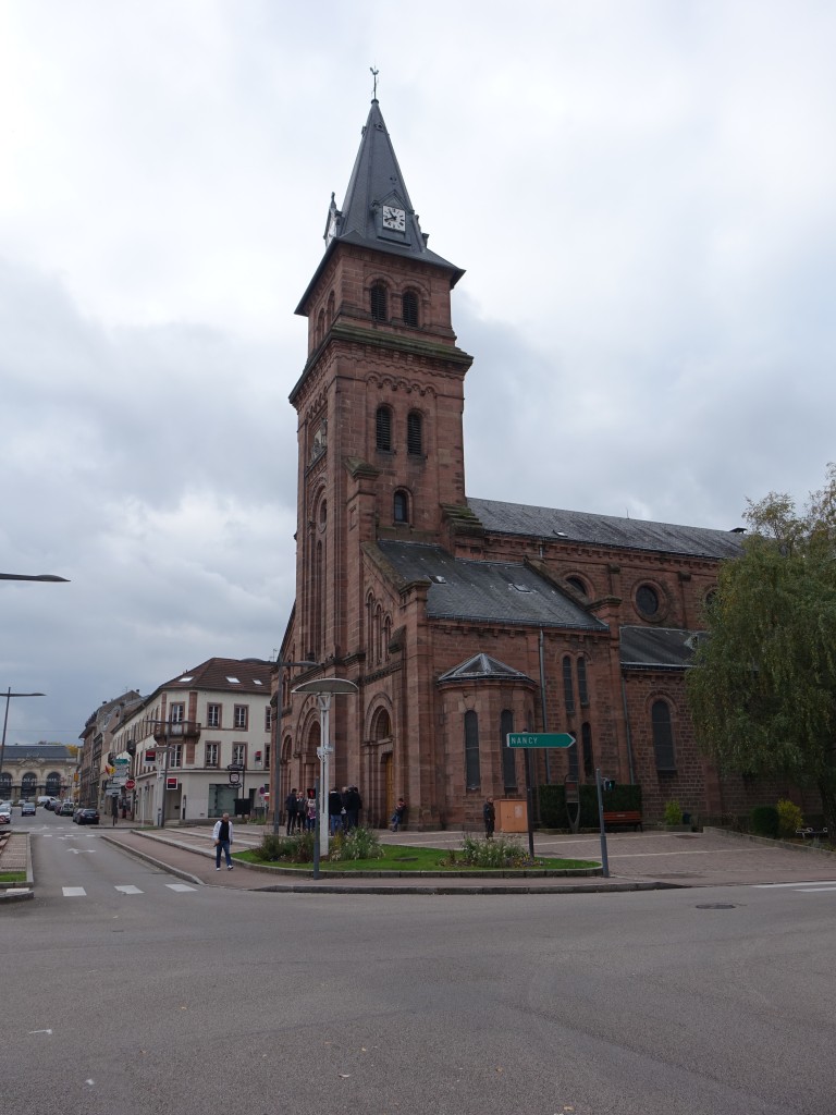 Saint-Di-des-Vosges, St. Martin Kirche, erbaut im 13. Jahrhundert (25.10.2015)