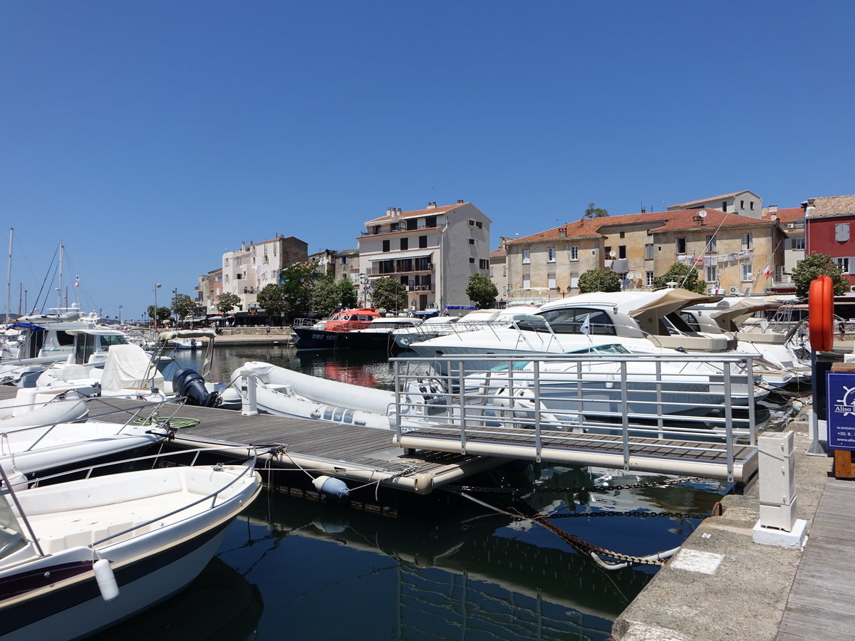 Saint-Florent, Huser an der Hafenpromenade Route Neuve (19.06.2019)