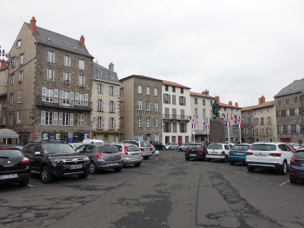 Saint-Flour, historische Huser am Place de Armes (21.07.2018)