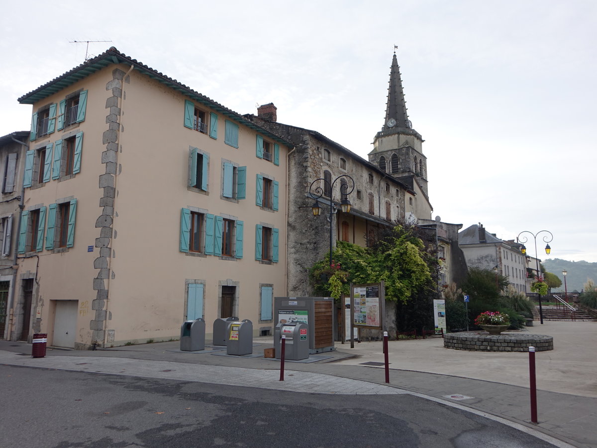 Saint-Girons, Gebude und Pfarrkirche St. Girons am Place Alphonse Sentein (01.10.2017)