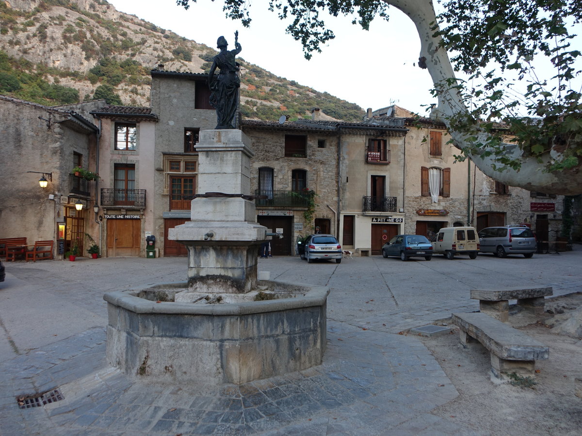 Saint-Guilhem-le-Desert, Brunnen am Marktplatz vor der Abtei (29.09.2017)