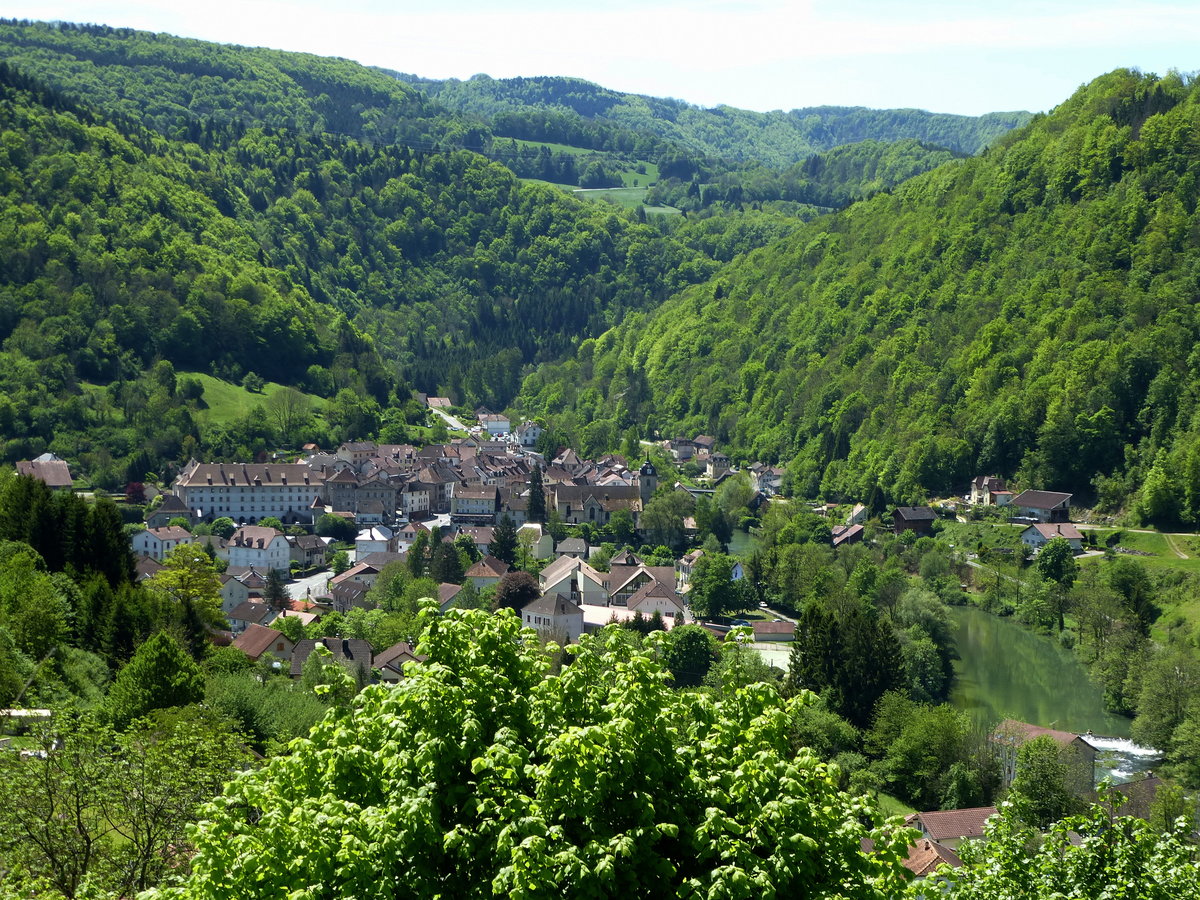 Saint-Hippolyte, Blick auf die knapp 1000 Einwohner zhlende Stadt im Doubstal, Mai 2017