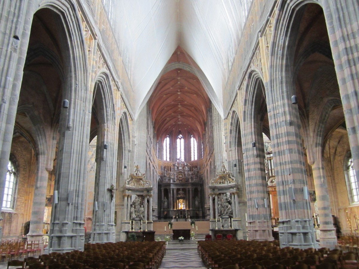 Saint-Hubert, Mittelschiff und Chor der St. Hubert Kirche (28.06.2014)