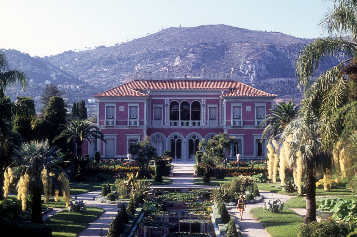 Saint-Jean-Cap-Ferrat am 7. August 1974: Villa Ile de France oder Villa Ephrussi de Rothschild. - Die Villa, die in den Jahren 1905 bis 1912 erbaut wurde, beherbergt heute hervorragende Sammlungen von u.a. Vincennes- und Svres-Porzellan und Plastiken aus dem 18. Jahrhundert.