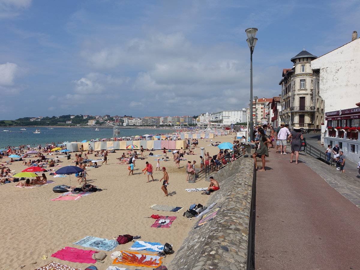 Saint-Jean-de-Luz, Ausblick auf den Strand Grand Plage (26.07.2018)