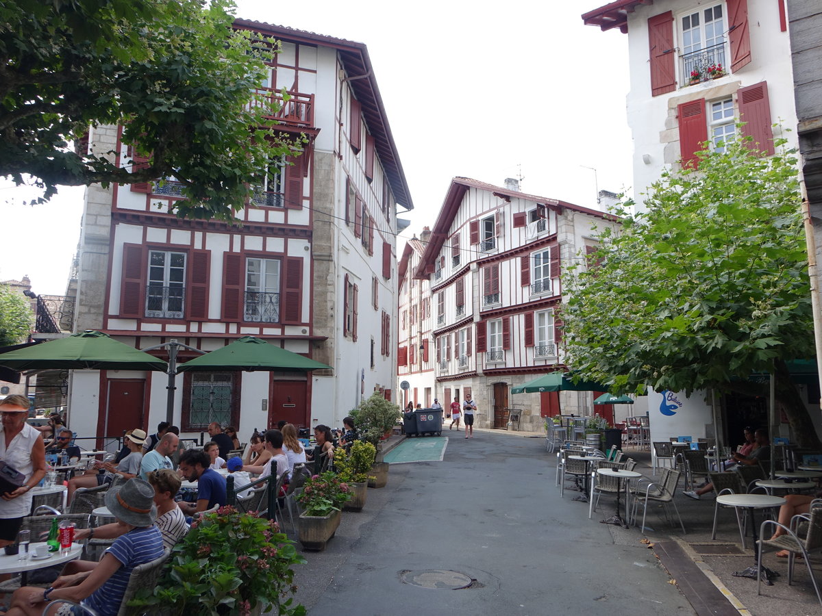 Saint-Jean-de-Luz, Fachwerkhuser am Place Louis XVI. (26.07.2018)