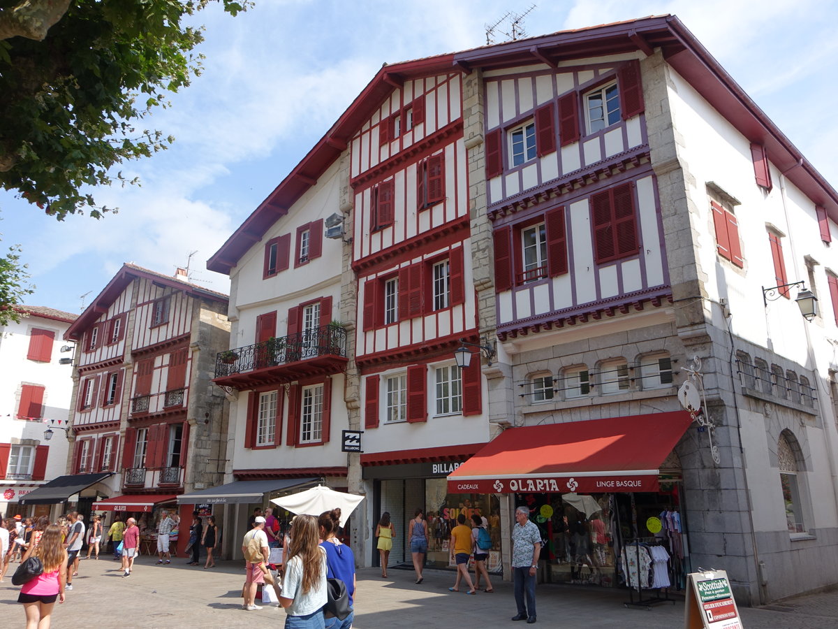 Saint-Jean-de-Luz, Fachwerkhuser in der Rue Gambetta (26.07.2018)