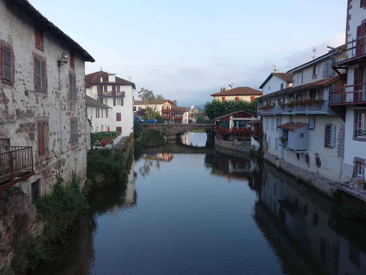 Saint-Jean-Pied-de-Port, Gebude entlang des Flusses Nive (27.07.2018)