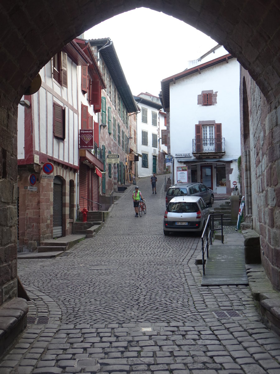 Saint-Jean-Pied-de-Port, historischer Gebude in der Rue du Zitadelle (27.07.2018)