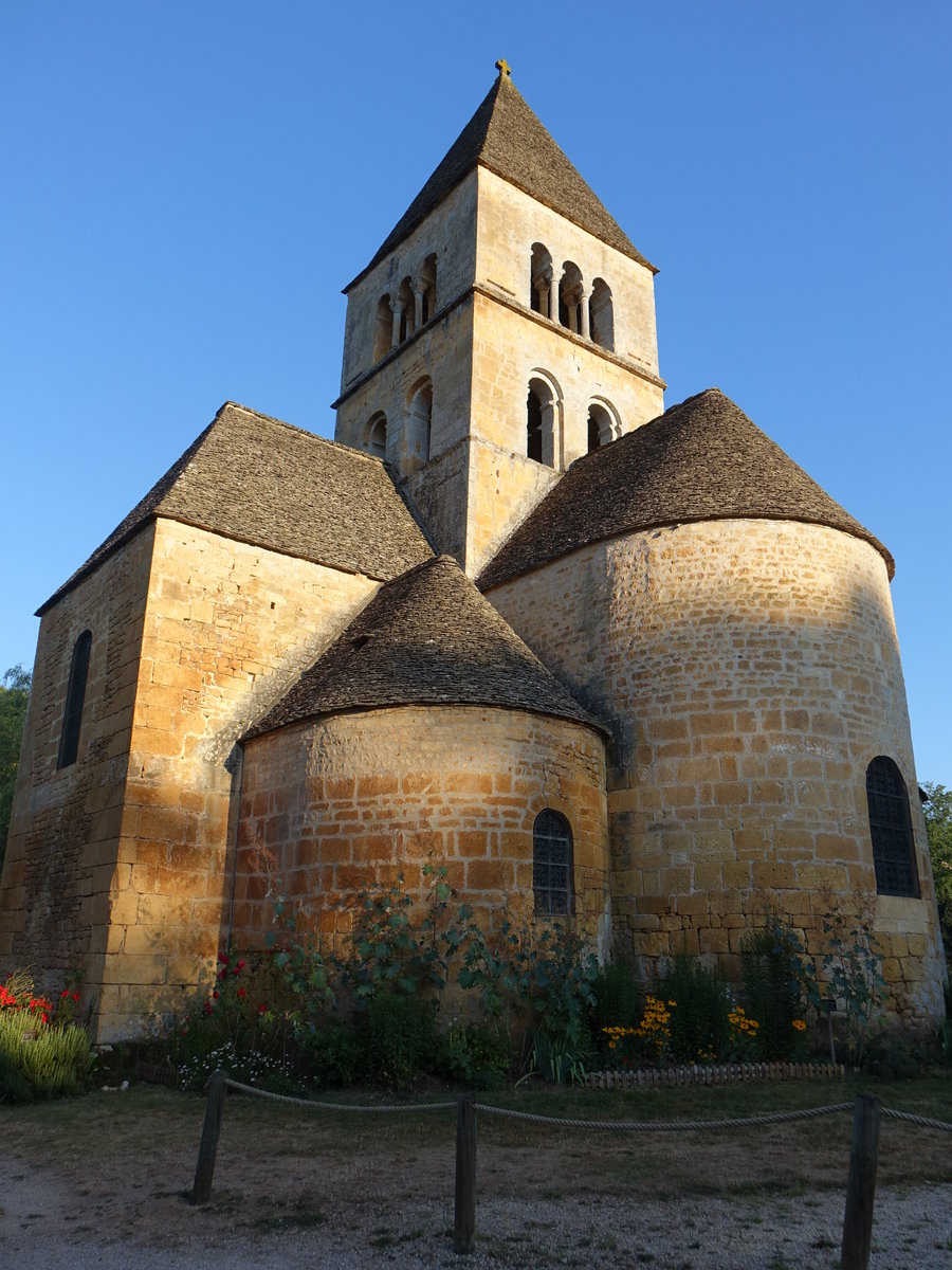 Saint-Lon-sur-Vzre, steinplattengedeckte Pfarrkirche Saint-Leon, kreuzfrmiger Kirchenraum mit einem von einer Halbkuppel berwlbten Chor, erbaut im 10. Jahrhundert (23.07.2018)